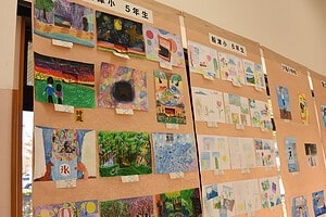 文化祭の展示風景(児童の絵画)