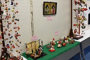 文化祭の展示風景(つるし飾りと人形)